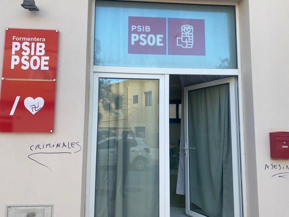 Pintadas en la sede del PSIB de Formentera.