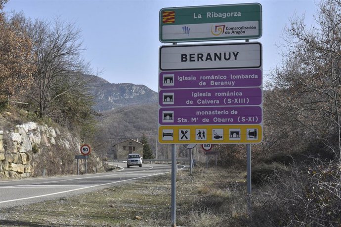 Archivo - Panel con un cartel indicativo del municipio de Beranuy.