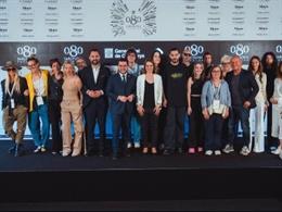 Foto grupal de la 080 Fashion Week amb el president de la Generalitat, Pere Aragons, i el conseller d'Empresa i Treball, Roger Torrent