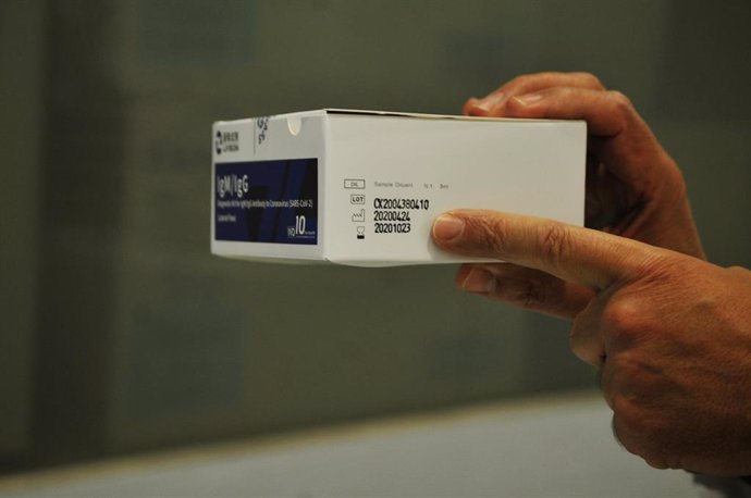 Archivo - Caja de componentes de la prueba para realizar tests de cribado del coronavirus en Barbadás, Ourense, Galicia (España), a 19 de octubre de 2020. Las farmacias ourensanas que colaboran con la Consellería de Sanidade en la realización de pruebas