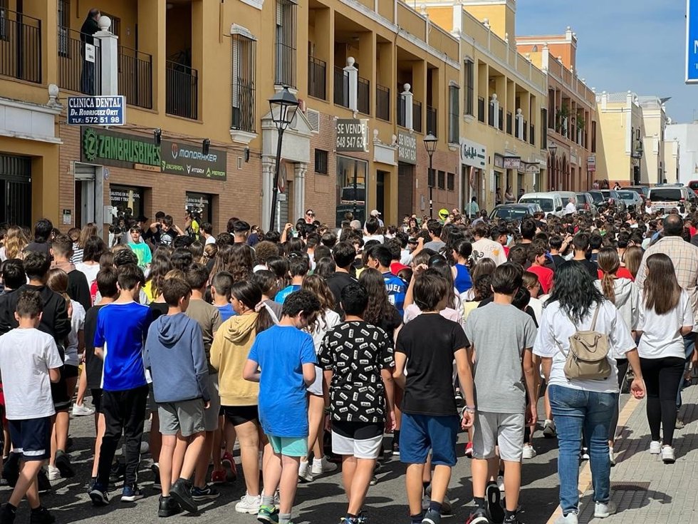 Marcha de escolares de Bormujos con motivo del Día internacional contra el acoso escolar.