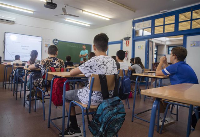 Archivo - Alumnos durante el primer día de colegio, a 12 de septiembre de 2022. 