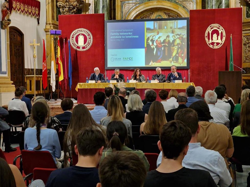 Simposio Internacional Redes de familias: antídoto contra la soledad, inaugurado por el nuncio del Papa en España y organizado por la UCAM y la Federación de Asociaciones Familiares Católicas de Europa
