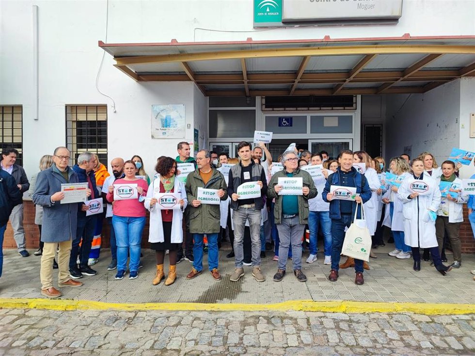 Archivo - Imagen de archivo de la concentración en repulsa por la agresión a una enfermera de Moguer el pasado mes de enero.