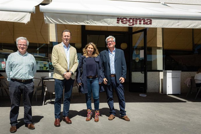 El consejero de Desarrollo Rural, Ganadería, Pesca, Alimentación y Medio Ambiente, Guillermo Blanco, visita el obrador de Regma