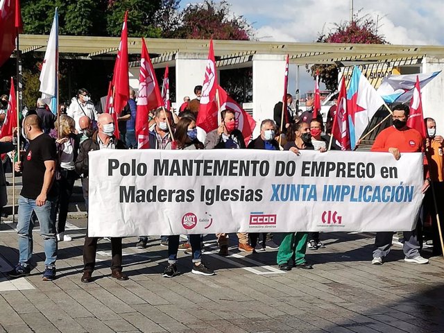 Archivo - Trabajadores de Maderas Iglesias se manifiestan en Vigo en 2020.