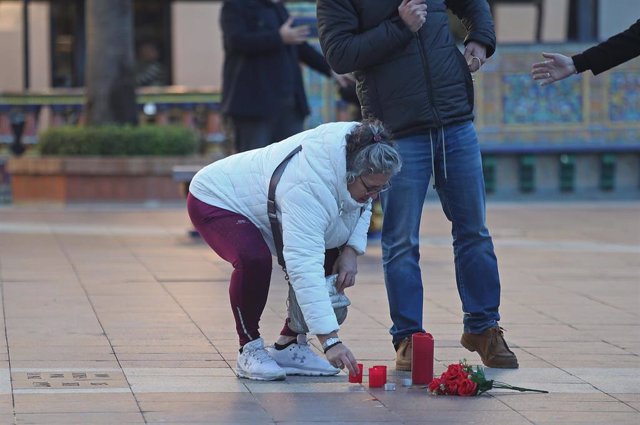 Archivo - Vecinos depositan velas y flores  como muestras de dolor en la Plaza Alta donde caía el cuerpo sin vida del sacristán.