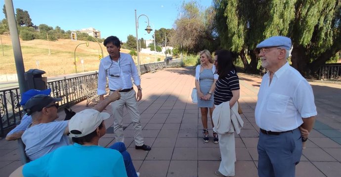 El candidato de Vox a la Alcaldía de Huelva, Wenceslao Font, durante una visita a la barriada de El Carmen.