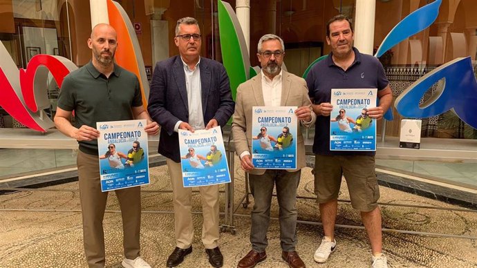Autoridades en la presentación del Campeonato de Andalucía de Pádel por equipos veteranos de tercera categoría.