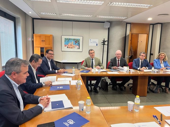 El candidato del PP a la Alcaldía de Murcia, José Ballesta, reunido con representantes de la Confederación Regional de Organizaciones Empresariales de Murcia (CROEM)