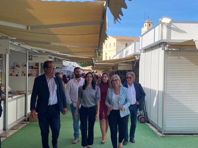 La portavoz de CS en el Congreso de los Diputados, Inés Arrimadas, y la candidata de CS a la Presidencia de la Generalitat Valenciana, Mamen Peris,  durante su visita a la Feria del Libro