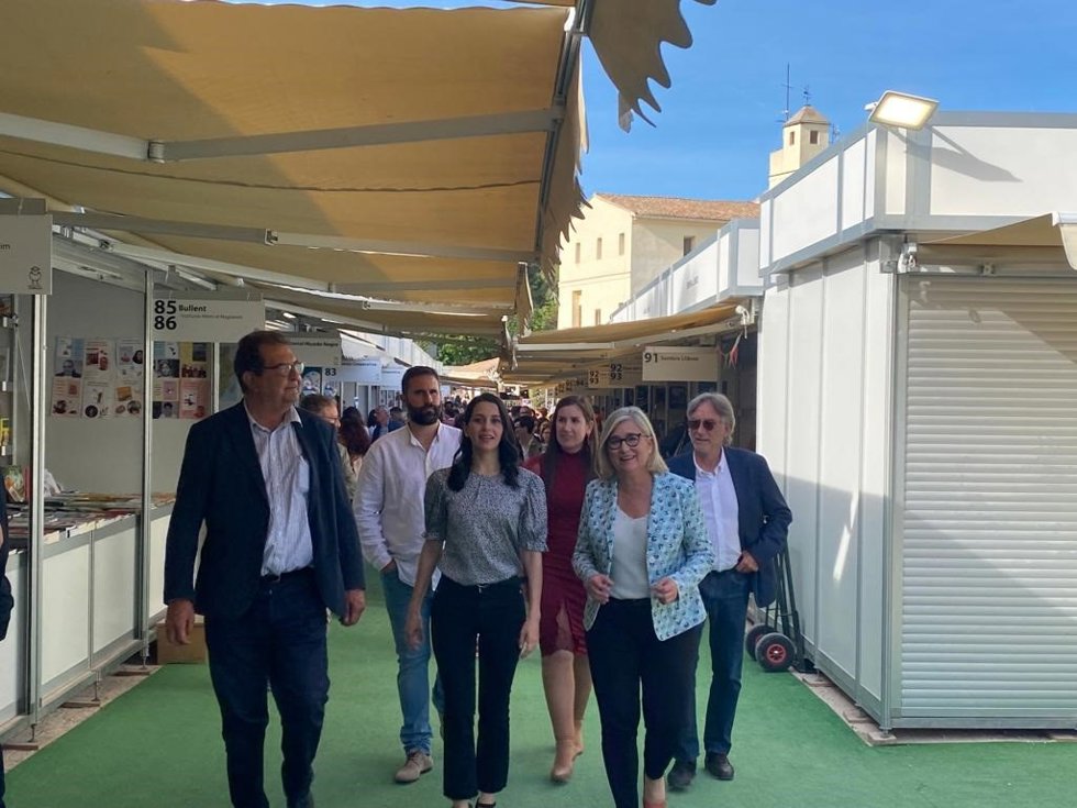 La portavoz de CS en el Congreso de los Diputados, Inés Arrimadas, y la candidata de CS a la Presidencia de la Generalitat Valenciana, Mamen Peris, durante su visita a la Feria del Libro