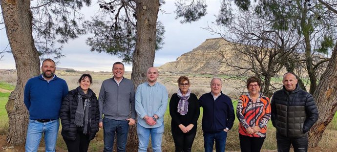 La candidata del PSOE a la alcaldía de Castejón de Monegros, Ana María Puey, con los restantes candidatos.