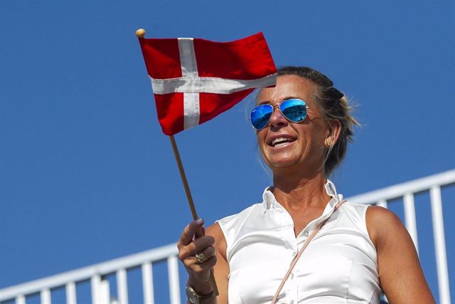 Archivo - Una mujer con una bandera danesa