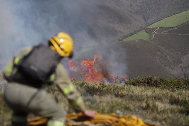 Archivo - Un efectivo de la Xunta con base en Becerreá trabajan para extinguir las llamas en un incendio forestal, a 29 de marzo de 2023, en Baleira, Lugo, Galicia (España). El incendio forestal que afecta al ayuntamiento lucense de Baleira ha alcanzado l