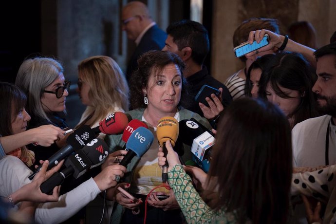 La portavoz del PSC en el Parlament, Alicia Romero, ofrece declaraciones a los medios durante un receso de una sesión plenaria en el Parlament, a 19 de abril de 2023, en Barcelona, Catalunya (España). Durante sus declaraciones, la portavoz del PSC en el P