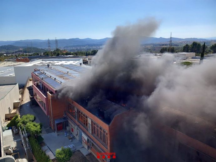 Incendio en una nave de almacenamiento en Rubí (Barcelona)