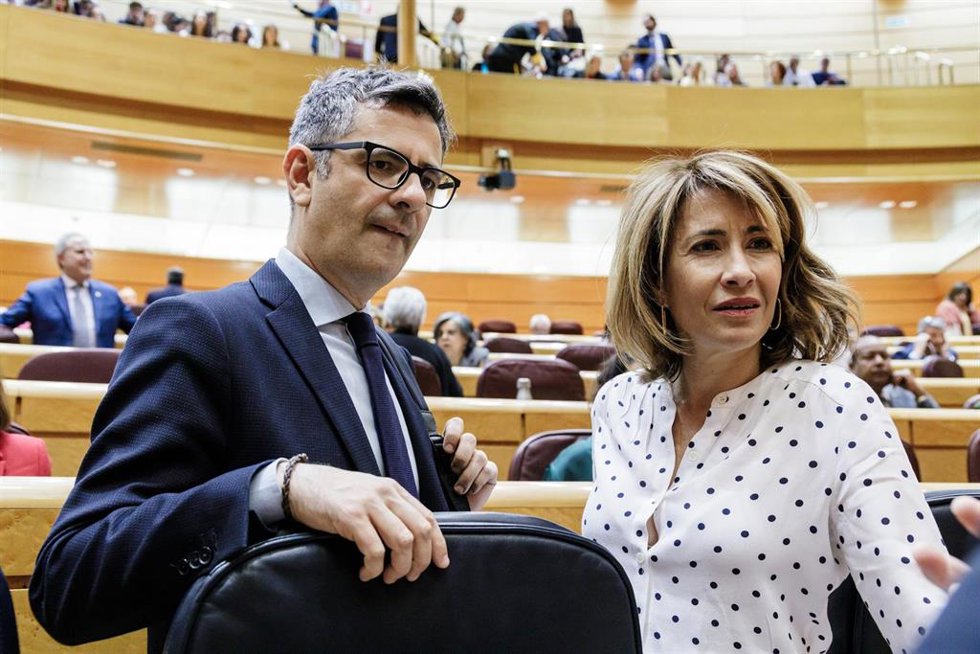 La ministra de Transportes y Movilidad, Raquel Sánchez, y el ministro de la Presidencia, Relaciones con las Cortes y Memoria Democrática, Félix Bolaños, durante una sesión de control al Gobierno en el Senado, a 18 de abril de 2023, en Madrid (España).