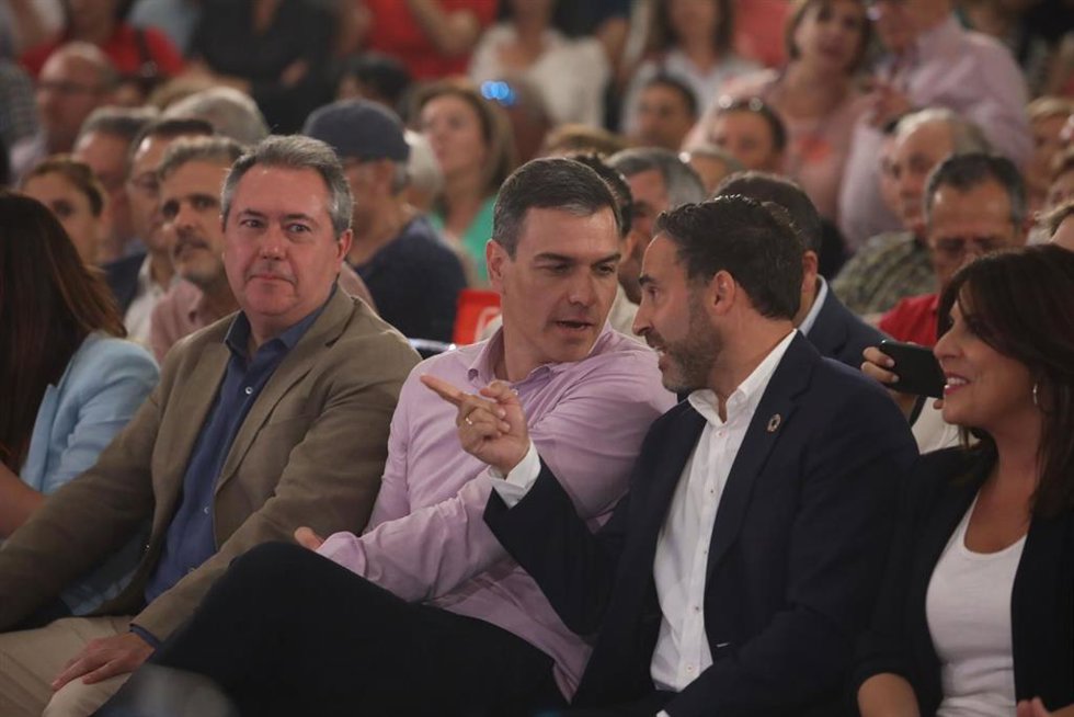 El secretario general del PSOE y presidente del Gobierno, Pedro Sánchez; el secretario general del PSOE-A, Juan Espadas, y el candidato socialista a la Alcaldía de Málaga y secretario general provincial, Daniel Pérez, en un acto en Málaga