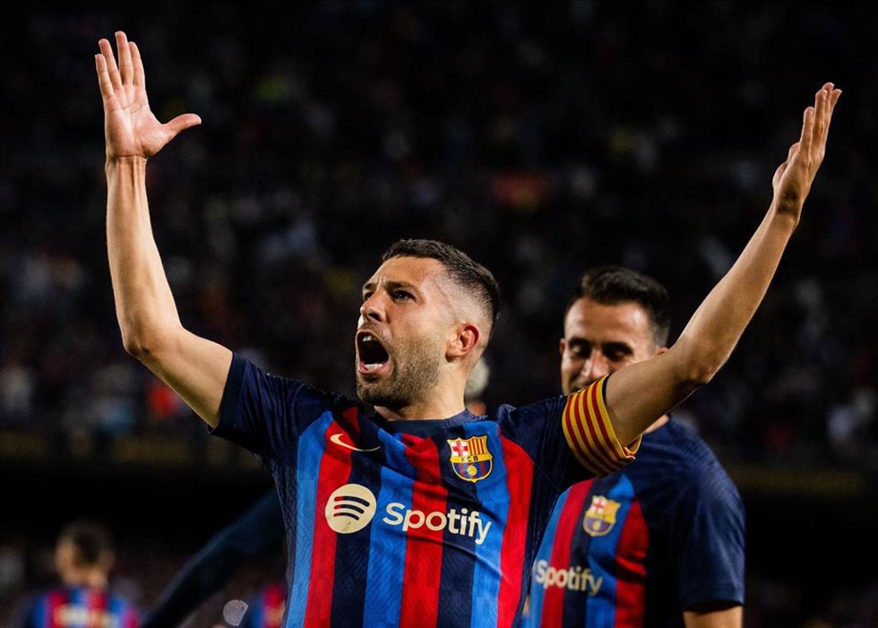 Jordi Alba (FC Barcelona) celebra el gol de la victoria contra CA Osasuna en el Spotify Camp Nou, en la jornada 33 de LaLiga Santander