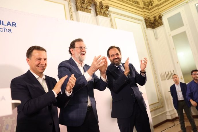 El candidato del PP a la Alcaldía de Albacete, Manuel Serrano; el expresidente del Gobierno Mariano Rajoy; y el candidato a la Presidencia de C-LM, Paco Núñez