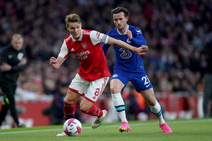 02 May 2023, United Kingdom, London: Arsenal's Martin Odegaard (L) and Chelsea's Ben Chilwell battle for the ball during the English Premier League soccer match between Arsenal and Chelsea at the Emirates Stadium. Photo: Adam Davy/PA Wire/dpa