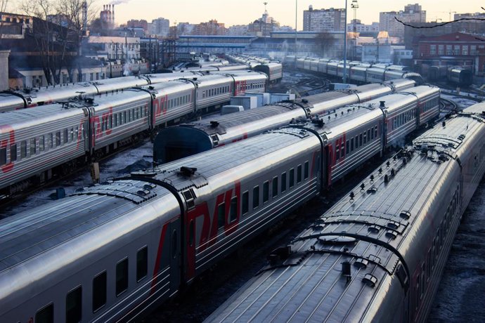 Archivo - March 18, 2023, Moscow, Russia: Trains of Russian company, Russian Railways are seen in a train depot in Moscow. Russian state-owned rail operator, Russian Railways (RZD), is sanctioned by the EU.