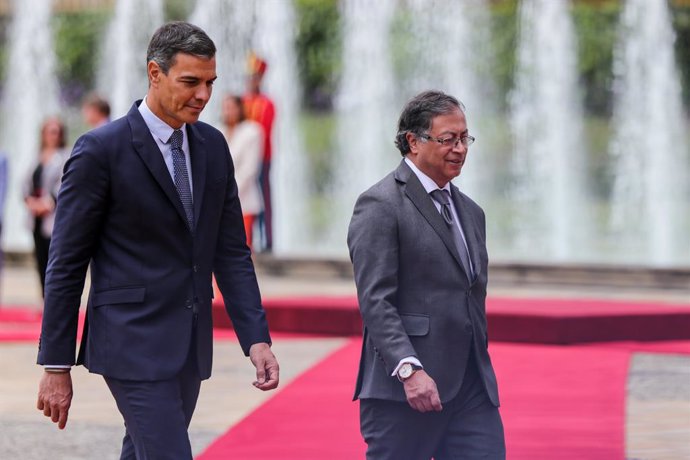 Archivo - 24 August 2022, Colombia, Bogota: Spanish Prime Minister Pedro Sanchez (L) welcomed by Colombian President Gustavo Petro ahead of their meeting. Photo: Mariano Vimos/colprensa/dpa