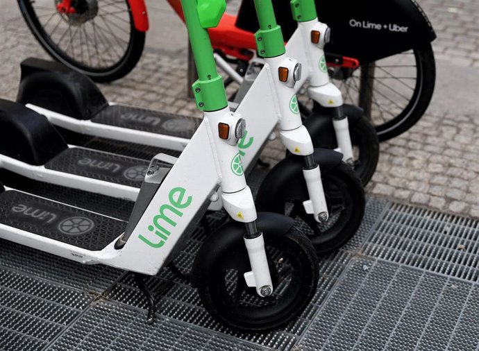 Archivo - Varios patinetes eléctricos aparcados en Madrid.