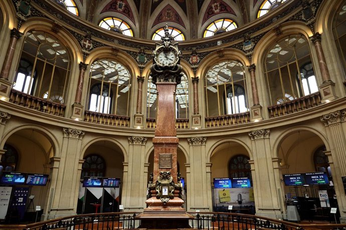 Archivo - Vista general del Palacio de la Bolsa, a 3 de mayo de 2022, en Madrid (España). El Ibex 35 ha subido un 1,62% en la media sesión de este martes, situándose en 8.573 puntos y con todos sus valores en verde, en una jornada en la que arranca la