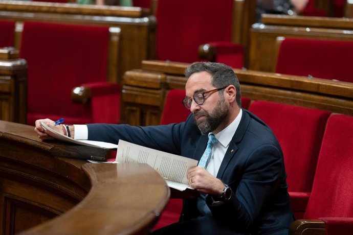 El conseller de Territori de la Generalitat, Juli Fernández, durante una sesión plenaria en el Parlament, a 2 de mayo de 2023, en Barcelona, Cataluña (España). 