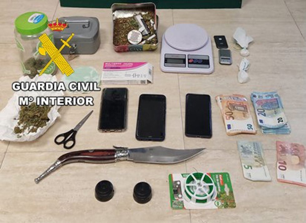 Droga y objetos intervenidos.