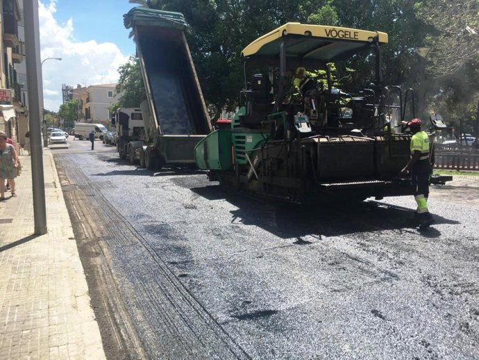 Trabajos de reasfaltado en las calles de Santa Catalina y la plaza del Progreso de Palma.