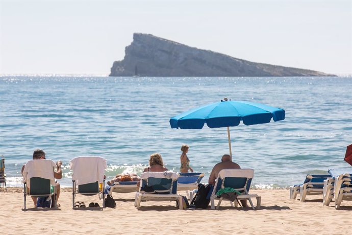 Archivo - Unas mujeres se lavan los pies en las duchas de la playa de Poniente, a 11 de marzo de 2023, en Benidorm, Alicante, Comunidad Valenciana (España).