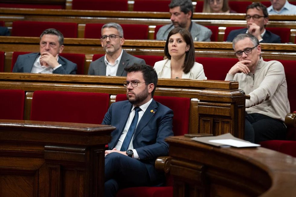 El presidente de la Generalitat, Pere Aragons, durante una sesión plenaria en el Parlament, a 2 de mayo de 2023, en Barcelona, Cataluña (España). Junts per Catalunya (JxCat) ha presentado una proposición de ley para afrontar la situación de sequía exce