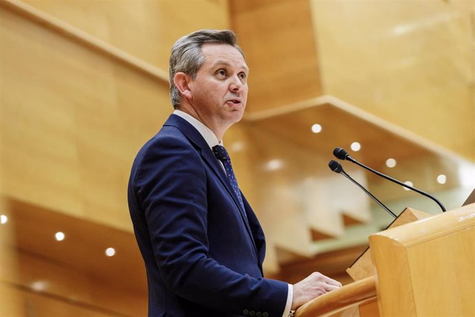 El ministro de Sanidad, José Miñones, interviene durante una sesión de control al Gobierno en el Senado, a 18 de abril de 2023, en Madrid (España).