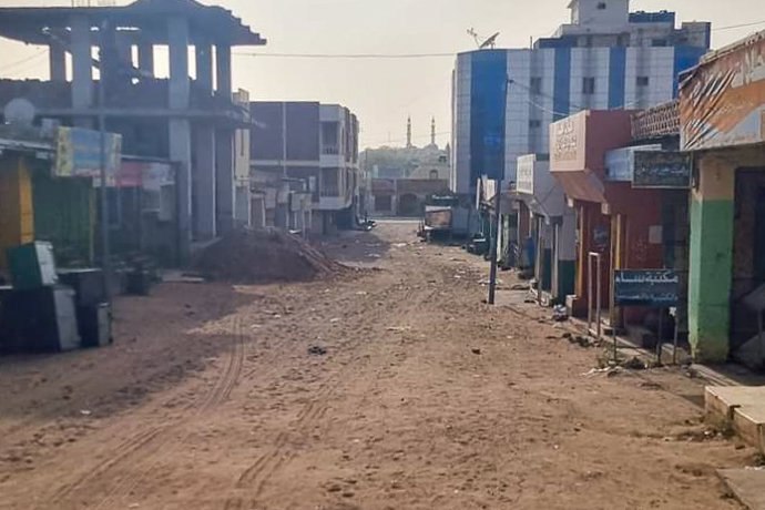 Una calle en la ciudad sudanesa de Al Fasher durante los combates entre el Ejército de Sudán y las paramilitares Fuerzas de Apoyo Rápido (RSF)