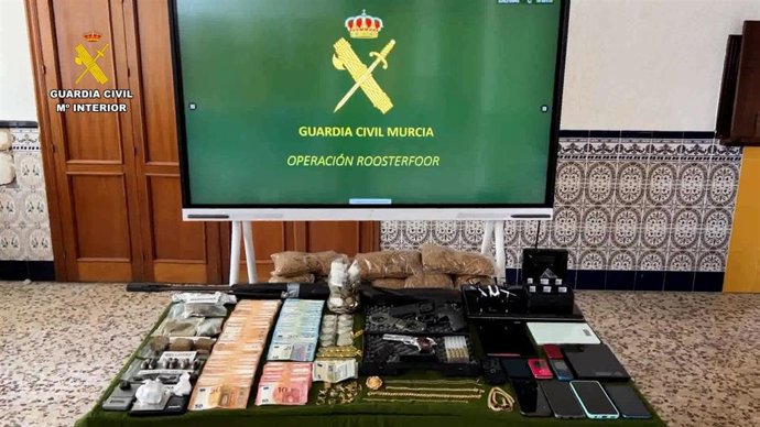 Imagen de los efectos incautados por la Guardia Civil en la operación