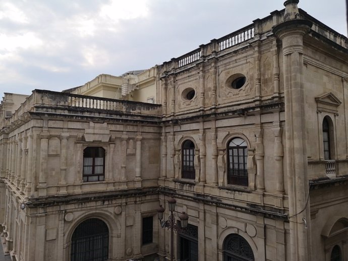 Archivo - Fachada lateral del Ayuntamiento hispalense