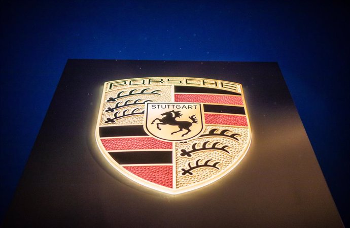 Archivo - FILED - 19 December 2022, Baden-Wuerttemberg, Stuttgart: The Porsche carmaker's logo is seen at the Porsche Center in Stuttgart. Photo: Christoph Schmidt/dpa