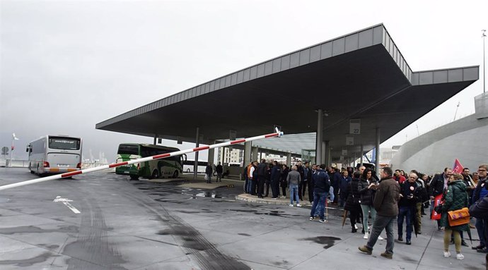 Archivo - Varias personas durante una concentración por la huelga del transporte de viajeros, a 31 de marzo de 2023, en Vigo, Pontevedra, Galicia (España). La huelga, convocada por la Confederación Intersindical Galega (CIG), Comisiones Obreras (CC.OO.)