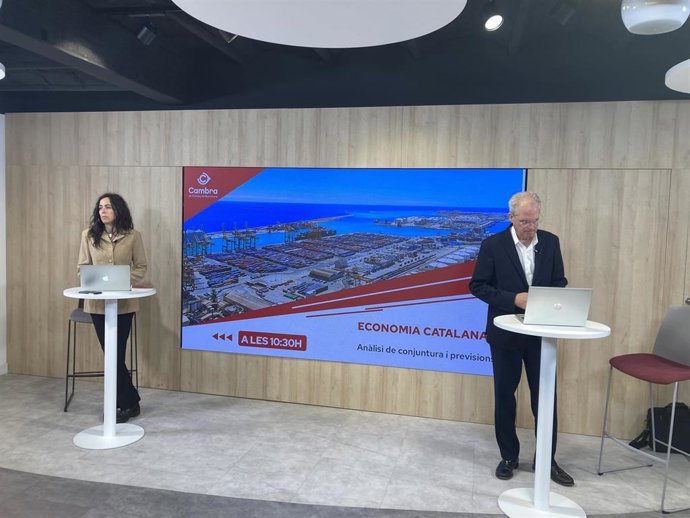 La presidenta de la Cámara de Barcelona, Mnica Roca, y el director del área de Estudios Económicos y de Infraestructuras, Joan Ramon Rovira.