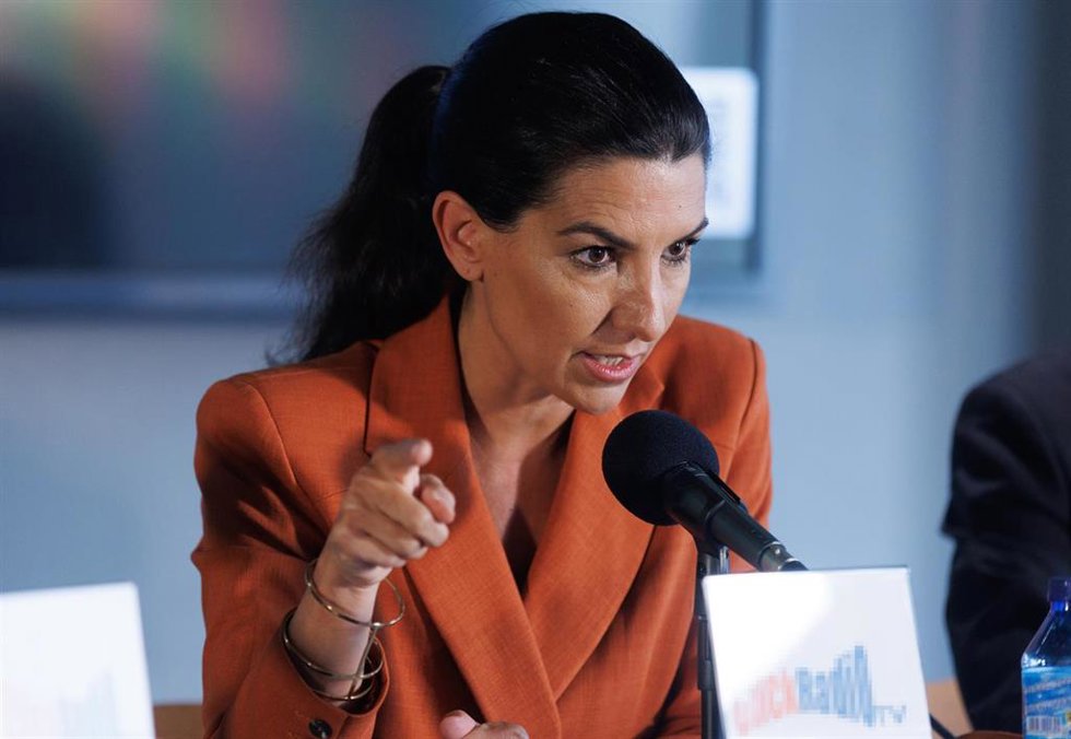 La candidata de VOX a la Presidencia de la Comunidad de Madrid, Rocío Monasterio, interviene durante un desayuno informativo organizado por la Federación de Asociaciones de Radio y Televisión (ARTVE), en el Casino de Gran Vía, a 3 de mayo de 2023, en Ma