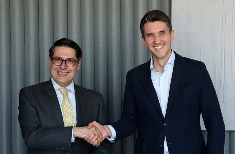 De izqda a dcha: el vicepresidente del Banco Europeo de Inversiones, Ricardo Mourinho Félix, y el responsable de BBVA Spark, Roberto Albaladejo, durante la firma del acuerdo.