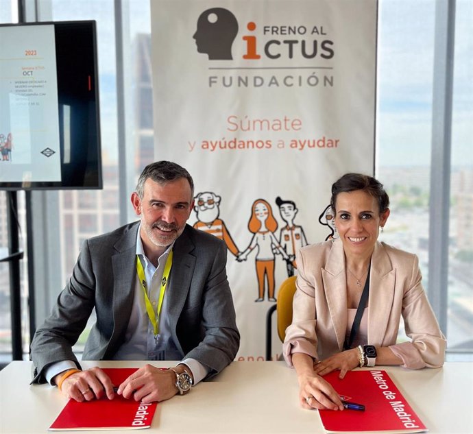 Silvia Roldán Fernández, consejera Delegada de Metro de Madrid y el presidente de la Fundación Freno al Ictus,  Julio Agredano, firman un acuerdo de colaboración