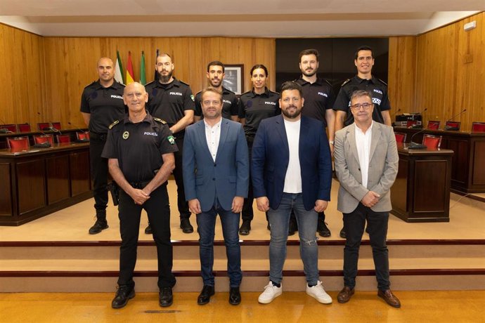 El alcalde de Mairena, en el acto de toma de posesión de seis policías locales.