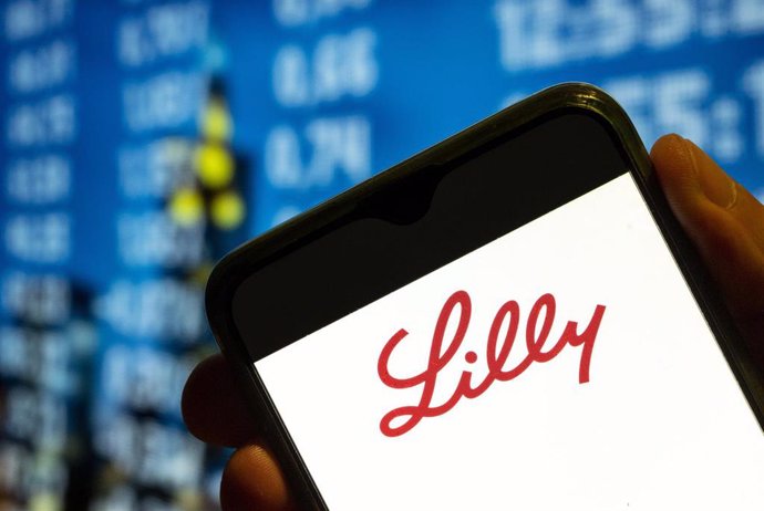 Archivo - July 25, 2022, China: In this photo illustration, the American pharmaceutical company Lilly logo is displayed on a smartphone screen.
