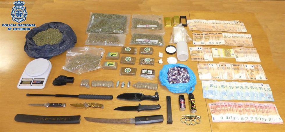 Detenido un hombre en Santiago que tenía en casa 2,5 kilos de cannabis, cocaína, 18.600 euros y armas blancas