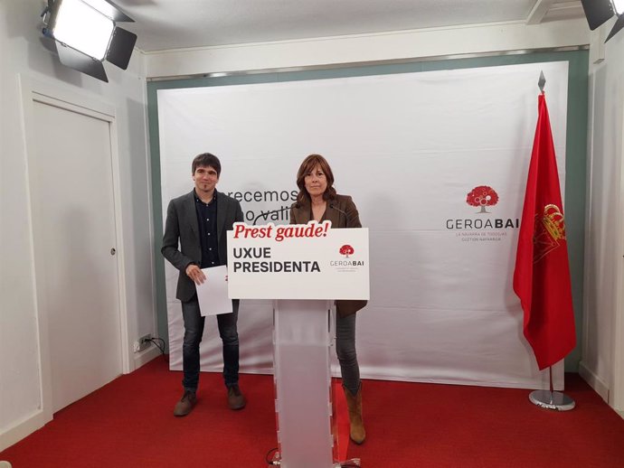 La candidata de Geroa Bai a la Presidencia del Gobierno de Navarra, Uxue Barkos, y el parlamentario Jabi Arakama