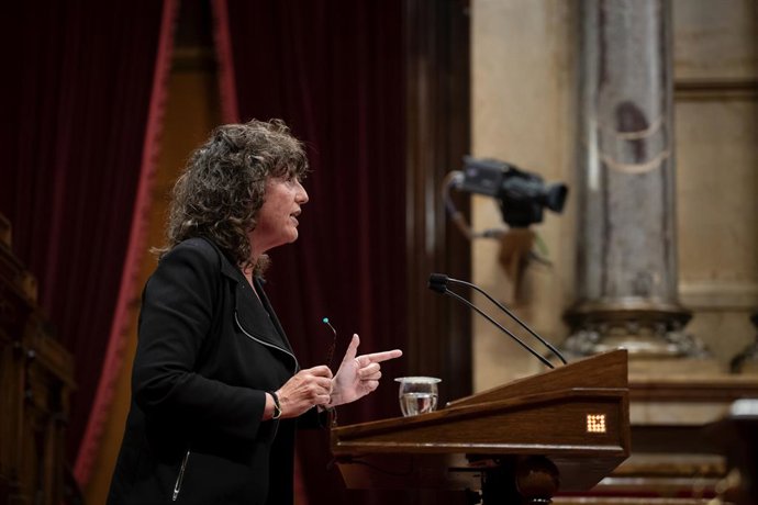 La consellera de Acción Climática, Alimentación y Agenda Rural, Teresa Jord, interviene durante una sesión plenaria en el Parlament, a 2 de mayo de 2023, en Barcelona, Cataluña (España). Junts per Catalunya (JxCat) ha presentado una proposición de ley 